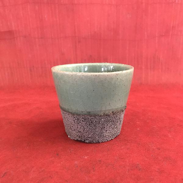 Vaso bicolore con base in ceramica, smaltato di verde e rivestito in pietra. 