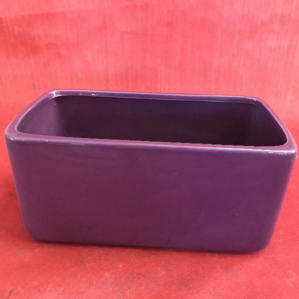 Vaso in ceramica rettangolare di color viola. 